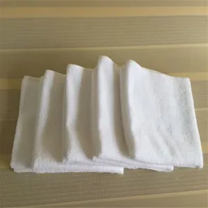 Pila de paños de limpieza industrial blancos de material absorbente que no suelta pelusa