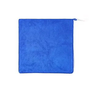 Detail eines dicken blauen Mikrofaser-Reinigungstuchs mit Aufhängeschlaufe
