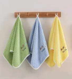 Primo piano di morbidi asciugamani per bambini in colori pastello con ricamo a anatra