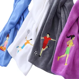 Quattro asciugamani sportivi colorati con ricami per palestra e yoga