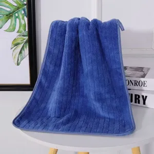 Primer plano de la textura de una toalla de lana de coral azul suave sobre mesa decorativa