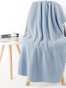 Detalle de la toalla de algodón gofrado azul que muestra su suave textura de lujo