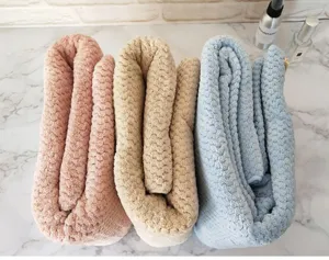 Vista detallada de tres toallas de baño muy esponjosas con tejido de nido de abeja