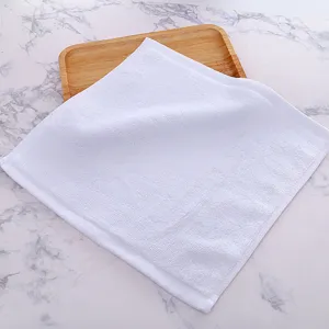 Close-up detail van een witte vierkante handdoek van 100% katoen met zachte structuur