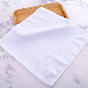 Gedetailleerde weergave van de zachte textuur van een witte puur katoenen vierkante doek.