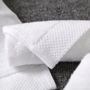 Gedetailleerde close-up van een witte vierkante handdoek van puur katoen met wafeltextuur