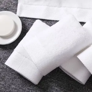 Detailopname van witte absorberende katoenen washandjes met wafelstructuur aan de rand