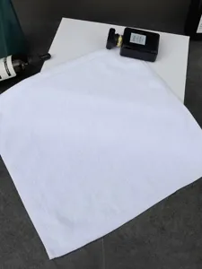 Detailweergave van een zachte witte katoenen vierkante handdoek met pluche textuur