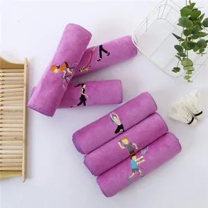 Nahaufnahme des violetten Sporttuch mit Stickerei, ideal fürs Fitnessstudio und Sport.