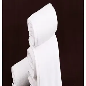 Detalle de toallas de hotel blancas espesas de puro algodón con textura suave
