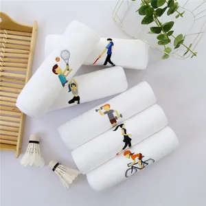 Detailansicht eines weißen Sport-Schweißhandtuchs mit buntem Sportfiguren-Bestickungsdesign.