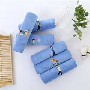 Detailansicht des blauen Schnelltrocknenden Sporttuchs mit gestickten Figuren für das Fitnessstudio.