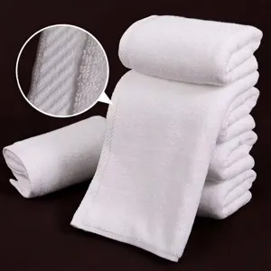 Primer plano de toallas gruesas de algodón blanco para hoteles con textura de rizo suave