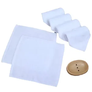 Set witte katoenen vierkante handdoeken voor de badkamer en professioneel gebruik