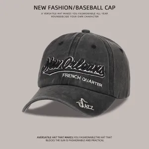 Vista detallada de gorra de béisbol de mezclilla lavada vintage con bordado New Orleans