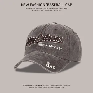 Primer plano de gorra de béisbol vintage de mezclilla con bordado