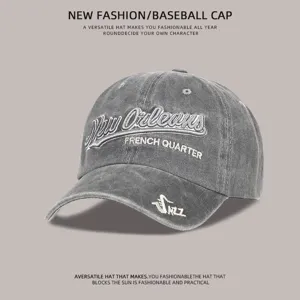 Primer plano de una gorra de béisbol de mezclilla lavada con bordado de New Orleans