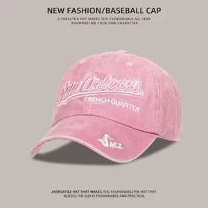 Vista detallada de la gorra de béisbol de mezclilla lavada rosa con bordado de New Orleans