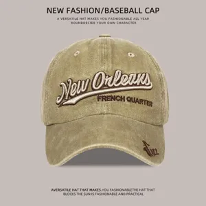 Primer plano de gorra de béisbol retro en mezclilla lavada con bordado New Orleans
