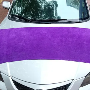 Panno in microfibra viola spesso e assorbente per lavaggio auto su cofano