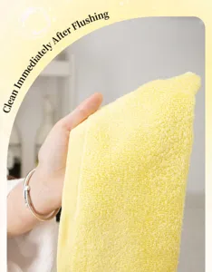 Primer plano de un paño de cocina amarillo de fibra de madera con textura absorbente