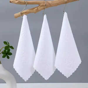 Detailaufnahme von weissen saugfaehigen Handtuechern an Haken fuer Kueche und Hotelgebrauch.