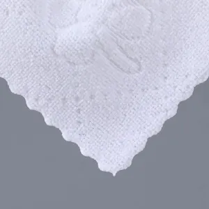 Weißes Hotel Baumwoll Handtuch Stoff Detail Textur Makroaufnahme saugfähiges Reinigungstuch.