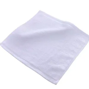 Detailweergave van een hoogwaardige puur witte katoenen vierkante handdoek met zachte lussen