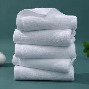 Hoogwaardige zachte witte katoenen vierkante washandjes gestapeld met dikke absorberende textuur