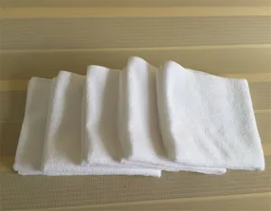 Detalle de toallas blancas de punto por urdimbre con una textura altamente absorbente