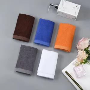 Macroweergave van veelkleurige puur katoenen vierkante washandjes in een lifestyle-scène