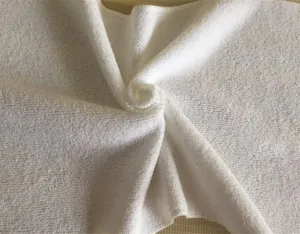 Vista macro de la textura de toalla blanca de punto por urdimbre con microfibra