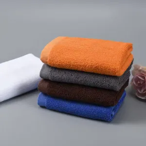 Set van meerkleurige zachte puur katoenen vierkante handdoeken voor de badkamer