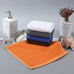 Gekleurde puur katoenen vierkante washandjes in een moderne badkameromgeving