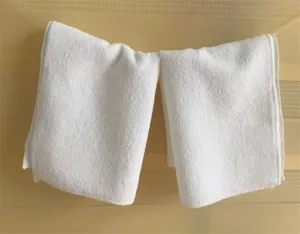 Detalle de toalla blanca absorbente de punto por urdimbre para uso en hoteles y spas