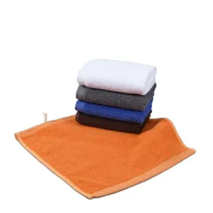 Set van vijf zuiver katoenen vierkante handdoeken in diverse kleuren voor hotel