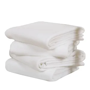 Pila de cuatro toallas de baño desechables blancas absorbentes para hoteles y viajes