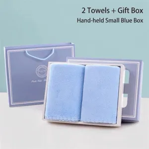 Detailansicht eines weichen blauen Handtuch-Geschenksets mit Tasche