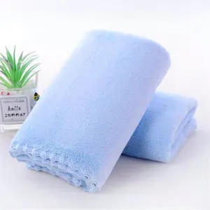 Detailansicht weicher hellblauer saugfähiger Handtücher mit Plüschtextur als Geschenkset