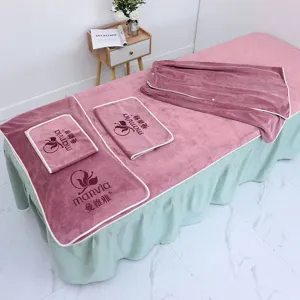 Nahaufnahme des rosa saugfähigen Mikrofasertuch-Sets für Massagebetten in Kosmetiksalons