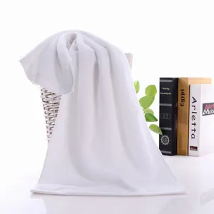 Dettaglio di un asciugamano in cotone bianco spesso da 180g con trama morbida e soffice