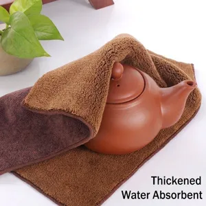 Detail eines dicken, saugfähigen Teetuchs zum Reinigen einer Tontonne