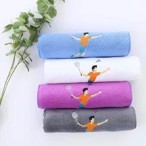 Asciugamani sportivi colorati ad asciugatura rapida con ricamo giocatore badminton.