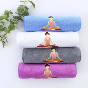 Primo piano di quattro asciugamani sportivi colorati con motivo ricamato di meditazione
