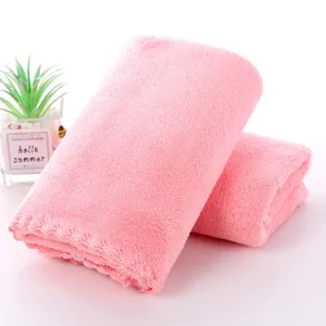 Weiches rosa Mikrofaser-Handtuch-Detail mit zarter Spitzenbordüre für Hochzeitsgeschenke
