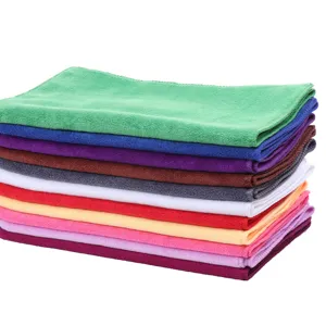 Pila de toallas de limpieza de microfibra absorbentes en varios colores
