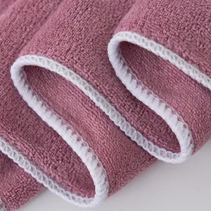 Vista ravvicinata dettagliata di un asciugamano sportivo in microfibra rosa assorbente
