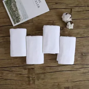 Dettaglio di quattro asciugamani in cotone bianco da 180 g per bagno e bellezza in hotel