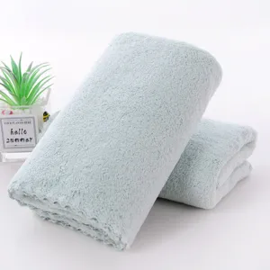 Detailansicht der weichen, flauschigen Textur saugfähiger hellblauer Handtücher