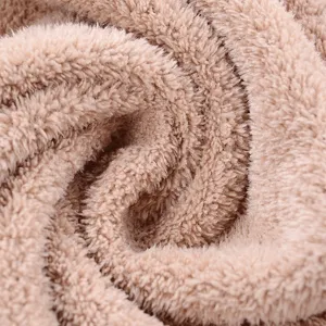 Makro-Detail von weichem, saugfähigem Korallenfleece-Handtuchstoff mit Plüsch
